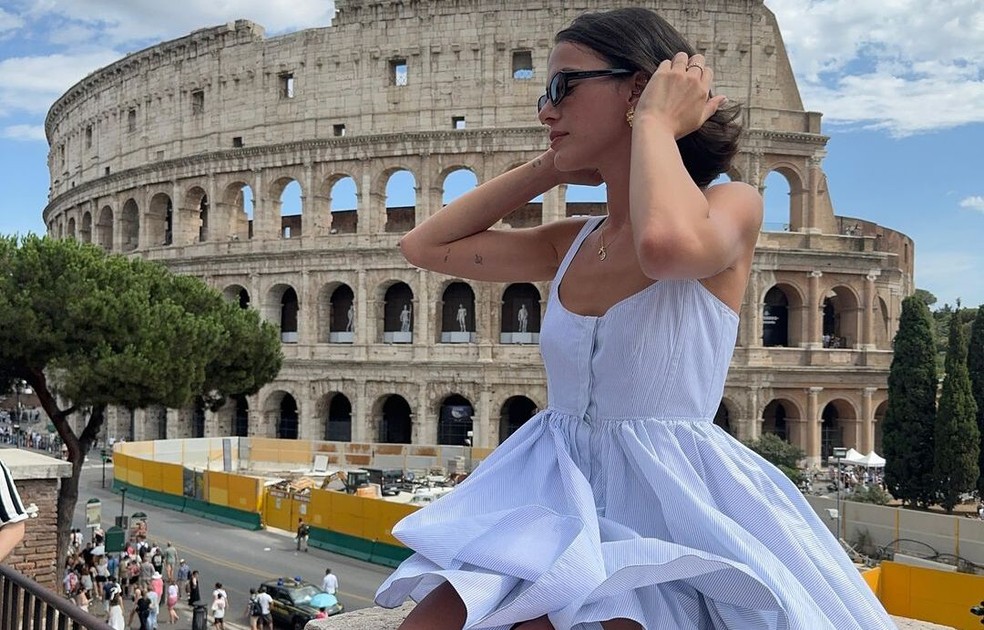 Bruna Marquezine apostou em vestidos leves para viagem na Itália — Foto: Reprodução/Instagram @brunamarquezine
