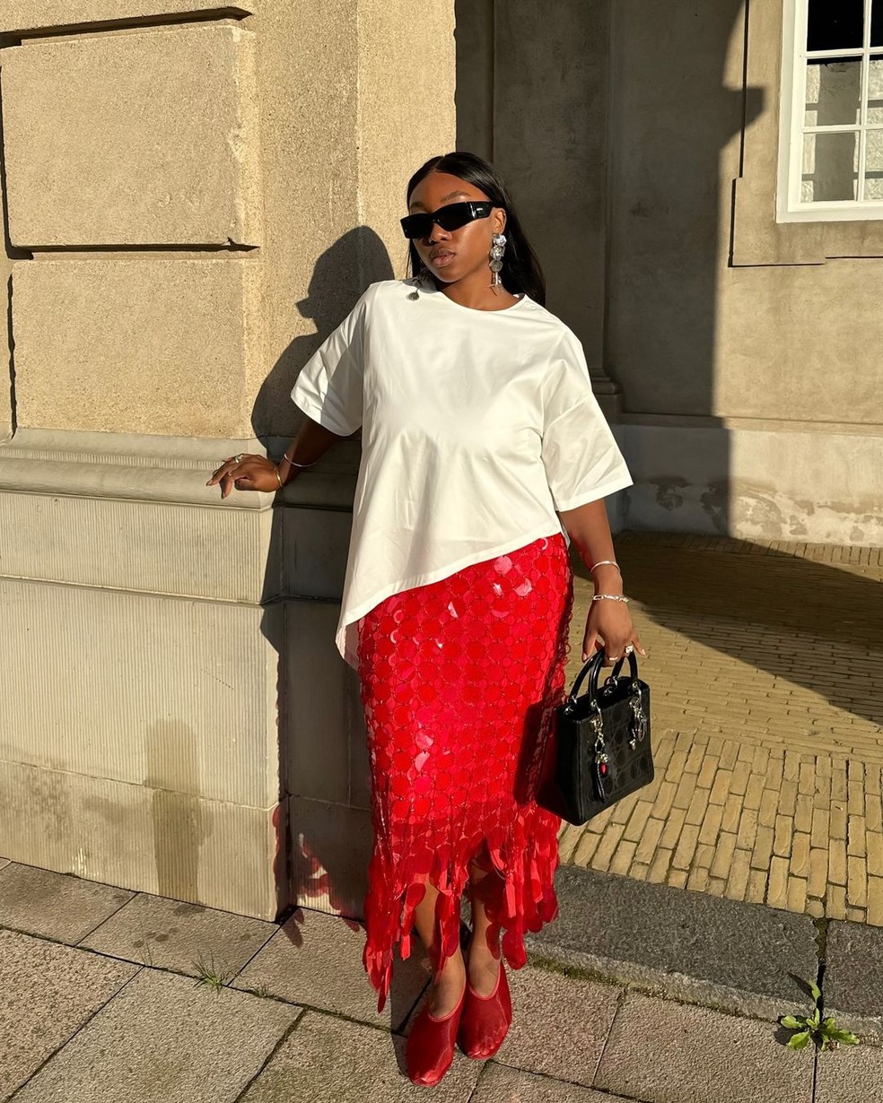 Look com saia vermelha e t-shirt branca — Foto: Reprodução/Instagram @nnennaechem