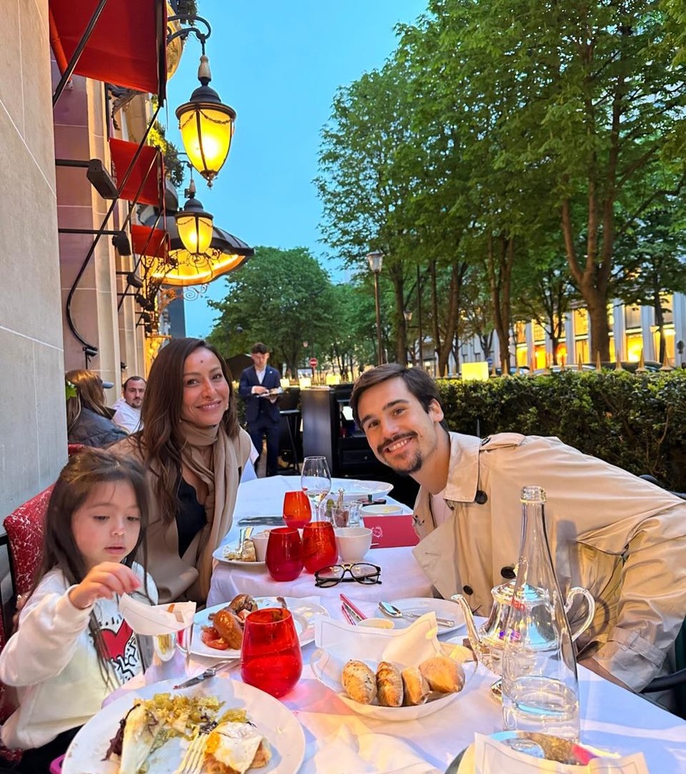 Mãe de Nicolas Prattes se declara e explica ausência de fotos com Sabrina Sato: 'Vivendo intensamente' — Foto: Reprodução/Instagram