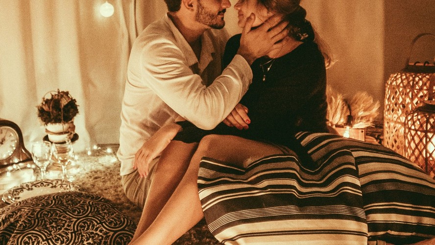 O que é massagem Lingam, técnica de massagem para pessoas com pênis