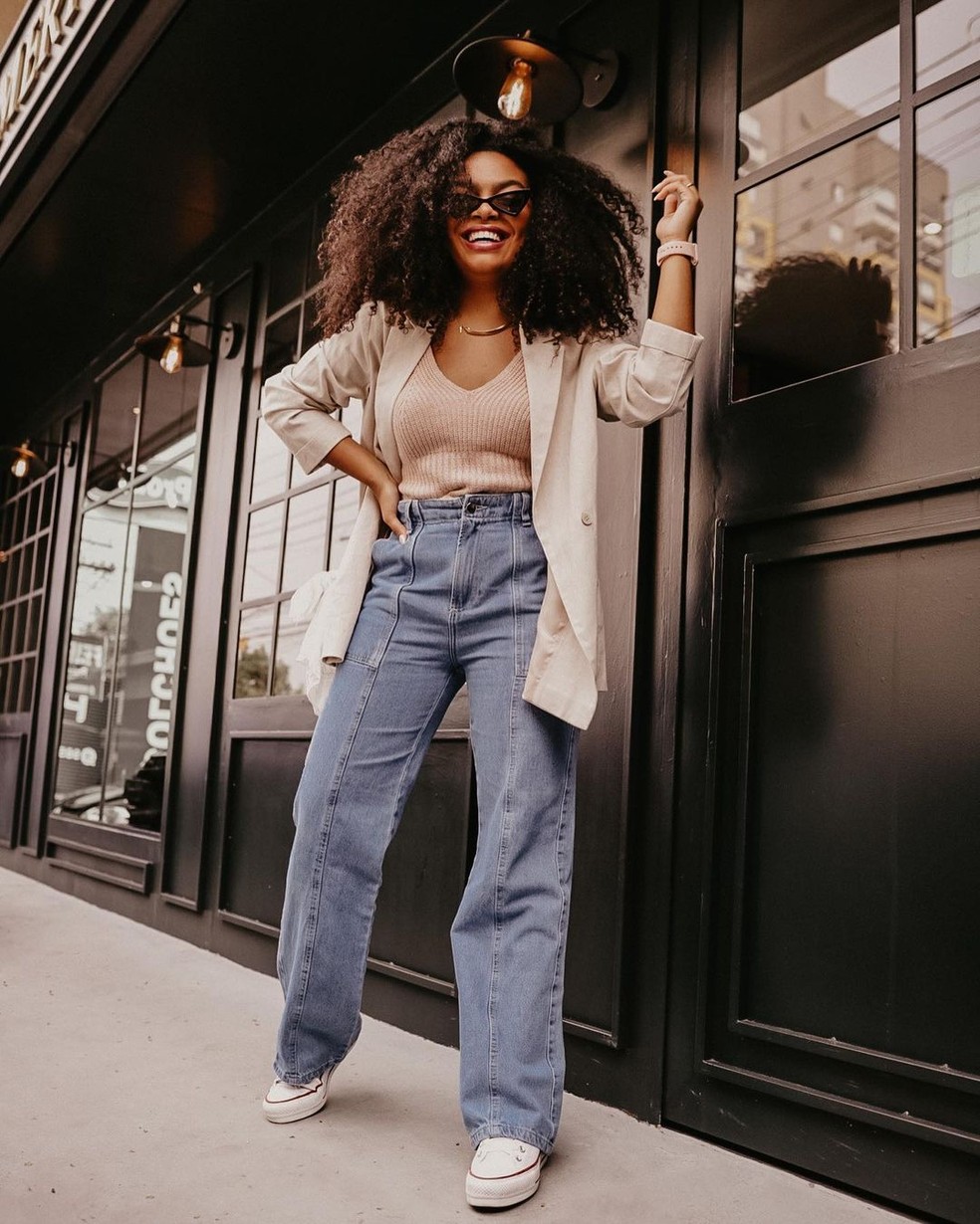 Complete o look com uma blusa de manga longa ou uma camisa de botão para um visual mais arrumado. Esse estilo é ideal para uma ocasião casual mais sofisticada — Foto: Reprodução/Instagram @majusilva