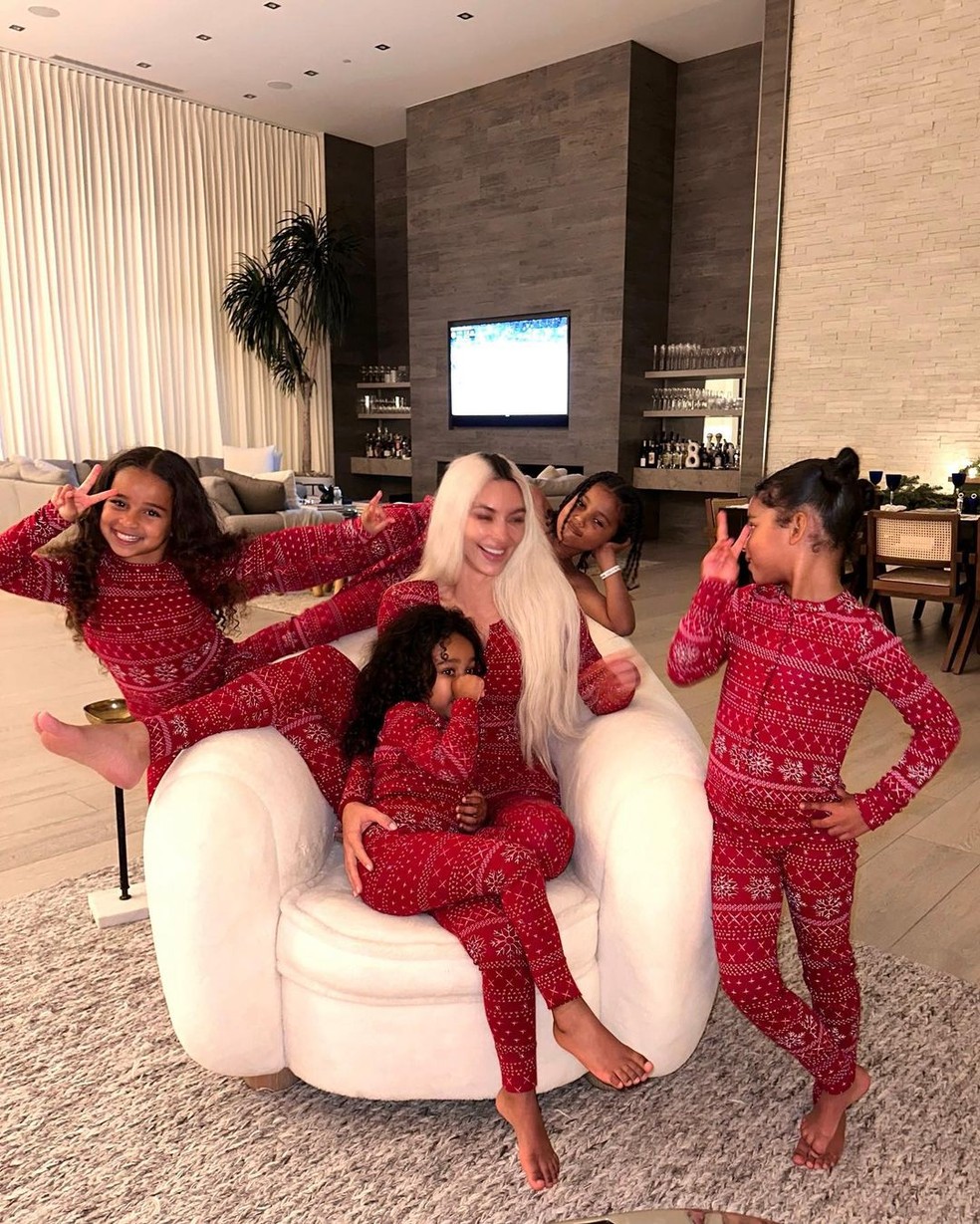 Kim Kardashian combina pijama com filhos e sobrinhos e mostra farra na web — Foto: reprodução/instagram