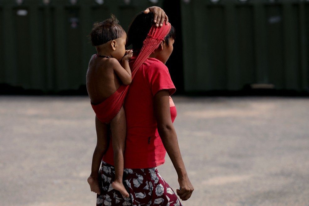 Mulher Yanomami em frente ao hospital de campanha em Boa Vista, Roraima (a imagem acima não retrata nenhuma pessoa citada na reportagem) — Foto: MICHAEL DANTAS/AFP via Getty Images