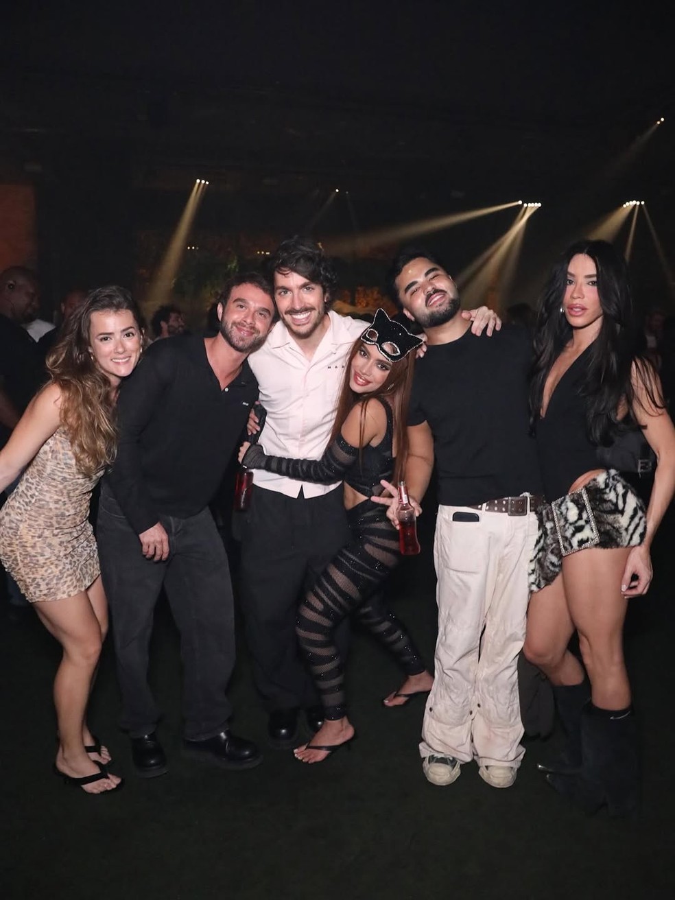 Anitta abre álbum de fotos de aniversário de 32 anos, reunindo muitas celebridades — Foto: Reprodução/Instagram
