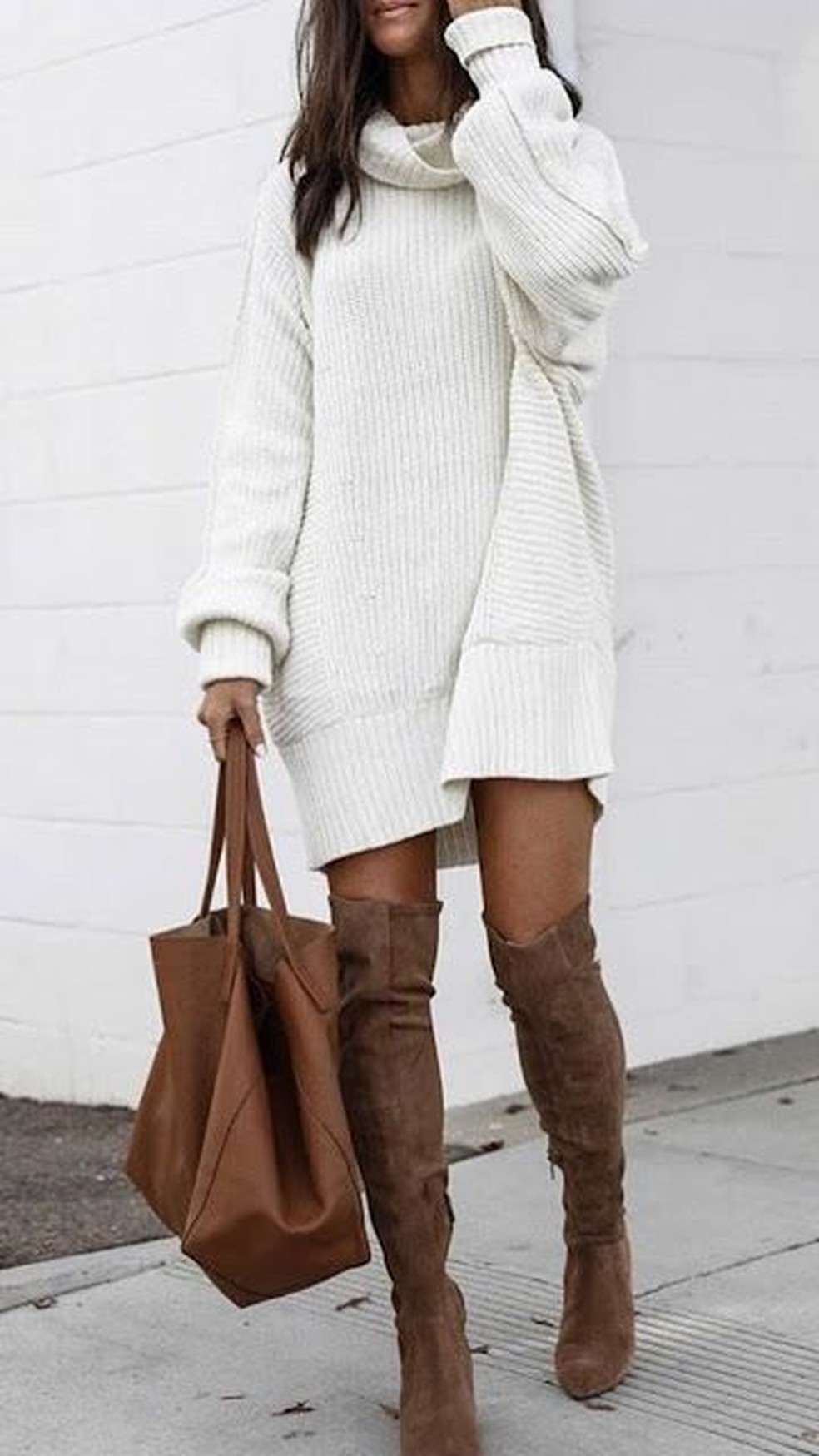 As botas marrom também são ótimas para criar um visual equilibrado e harmonioso, especialmente quando combinadas com cores terrosas e naturais — Foto: Reprodução/Pinterest @sarahyou489ng