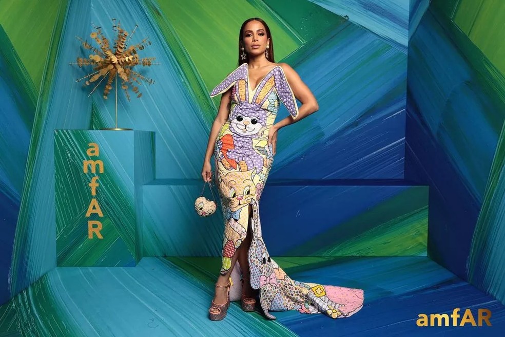 Anitta Veste Moschino no AmFar gala (2021) — Foto: Reprodução Instagram