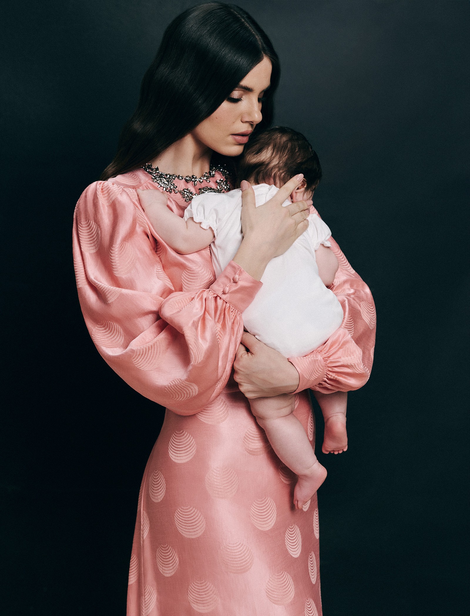 Camila Queiroz apresenta sua filha, Clara — Foto: Hick Duarte (Thinkers Mgmt)