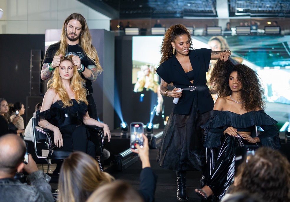 L’Oréal Professionnel apresentou tendências de coloração no evento Color Inspiration. Na foto, os embaixadores Lucas Possetti e Vivi Siqueira se apresentando no palco. — Foto: Divulgação