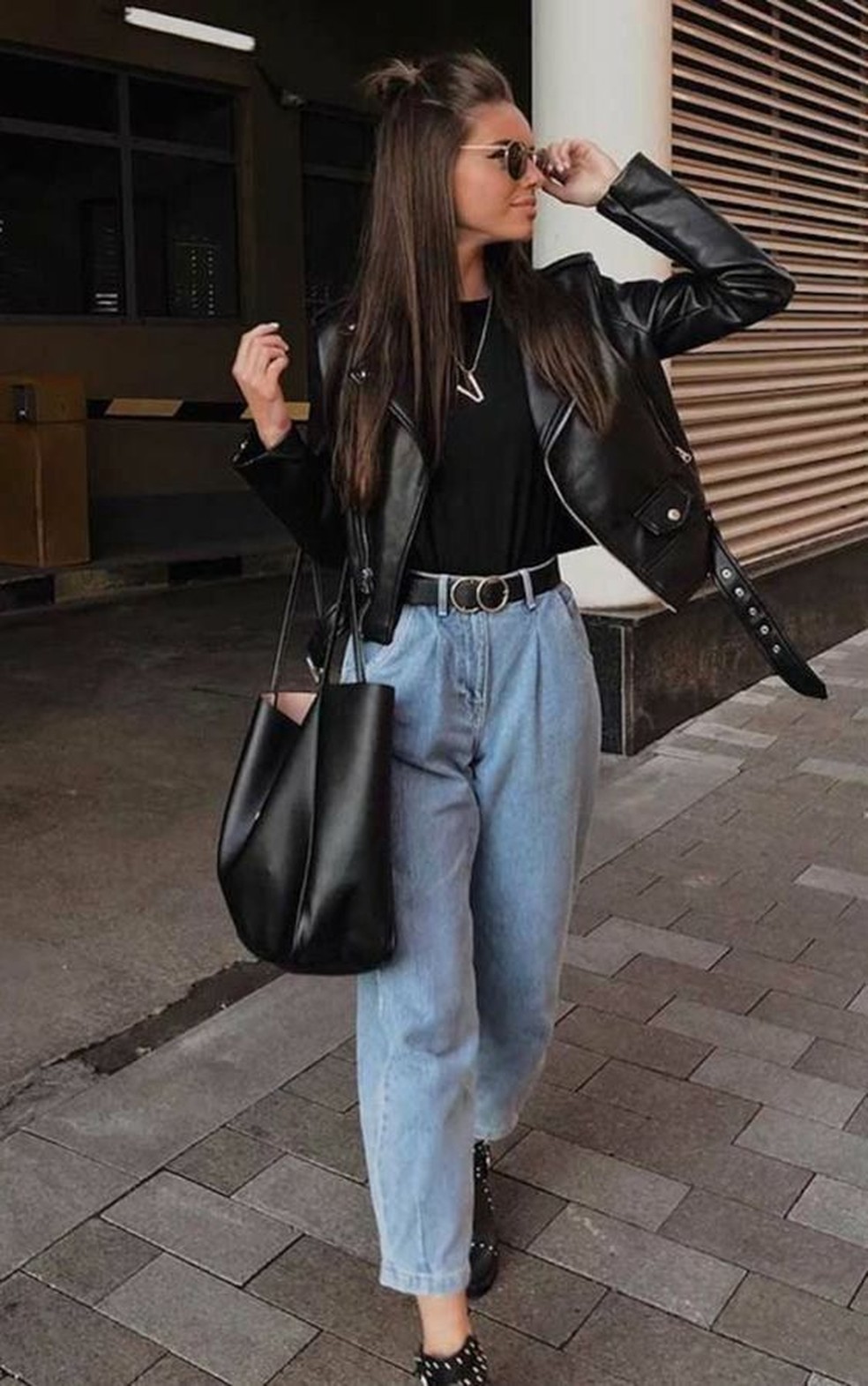 Combine a jaqueta de couro com acessórios extras como cintos, colares, pulseiras e muito mais! — Foto: Reprodução/Pinterest @tallitalisboa