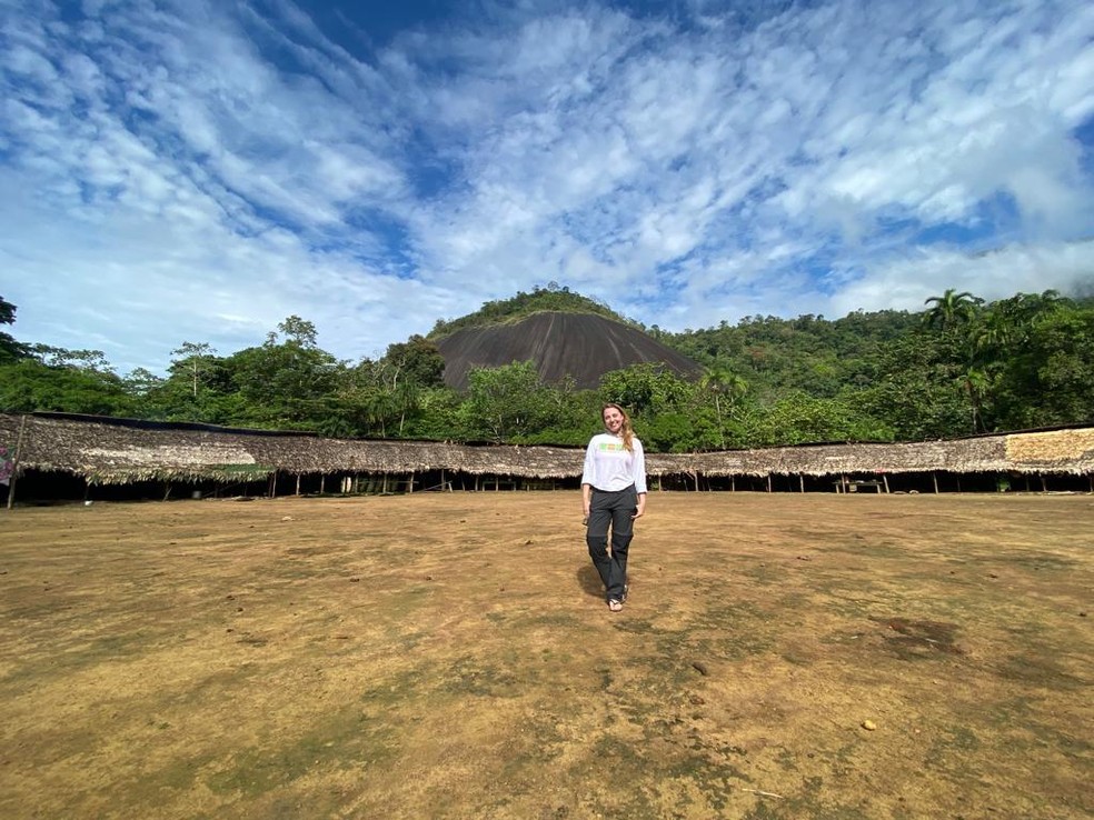 A pediatra Priscila Gonçalves na comunidade Watoriki, no território indígena Yanomami, em novembro de 2022 — Foto: Acervo pessoal