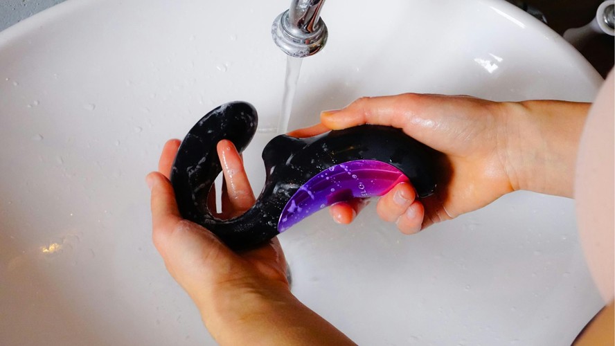 Como limpar meu vibrador? E guardar? Ensinamos tudo que você precisa saber neste guia rápido