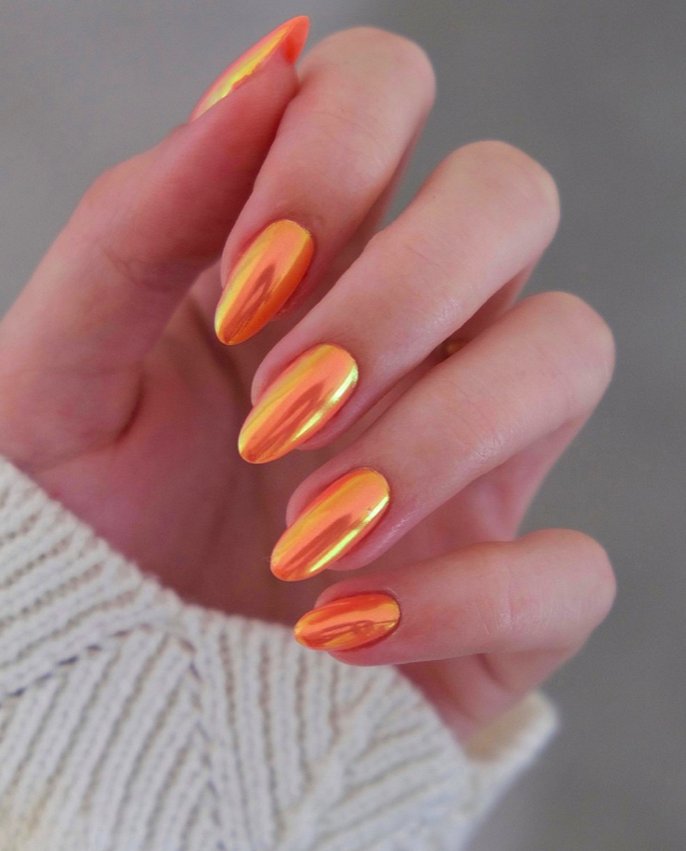 Esmaltes metalizados trazem um brilho ousado, perfeito para quem quer um toque futurista — Foto: Reprodução - @amberjhnails
