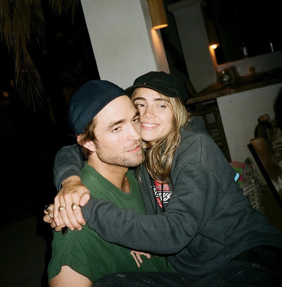 Amiga de Suki Waterhouse e Robert Pattinson posta foto dos atores juntos e confirma namoro — Foto: Reprodução/Instagram