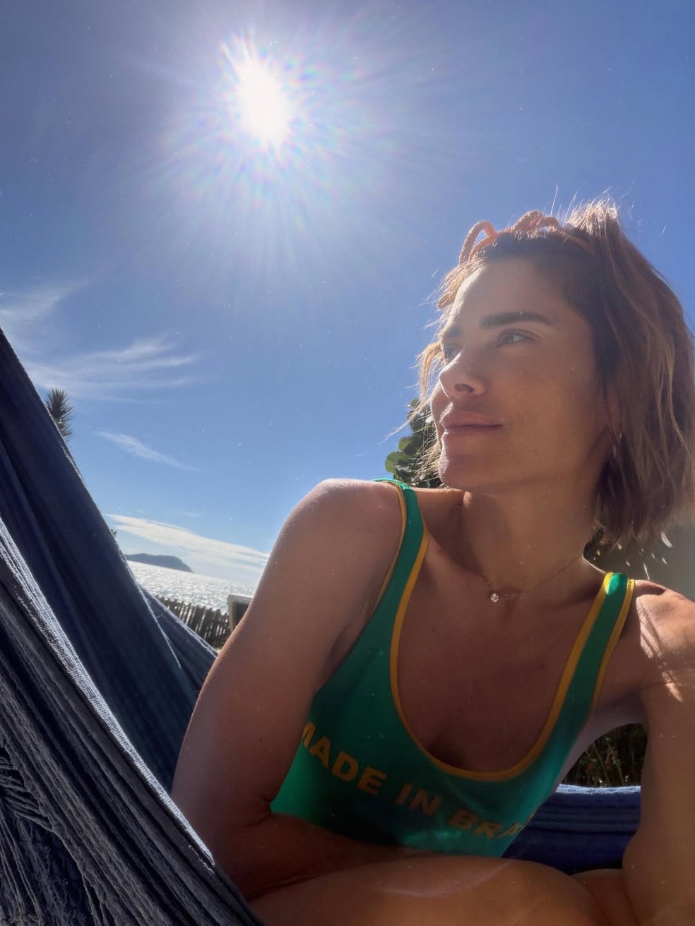 Carolina Dieckmmann posa com maiô do Brasil em dia de jogo da Copa — Foto: Reprodução/Instagram