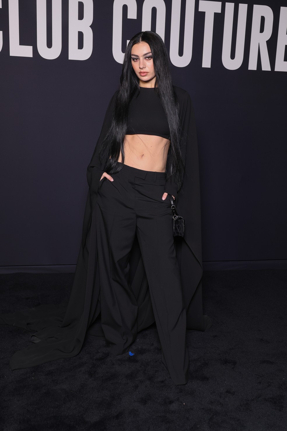 Charlie XCX no desfile da Valentino — Foto: Getty Images