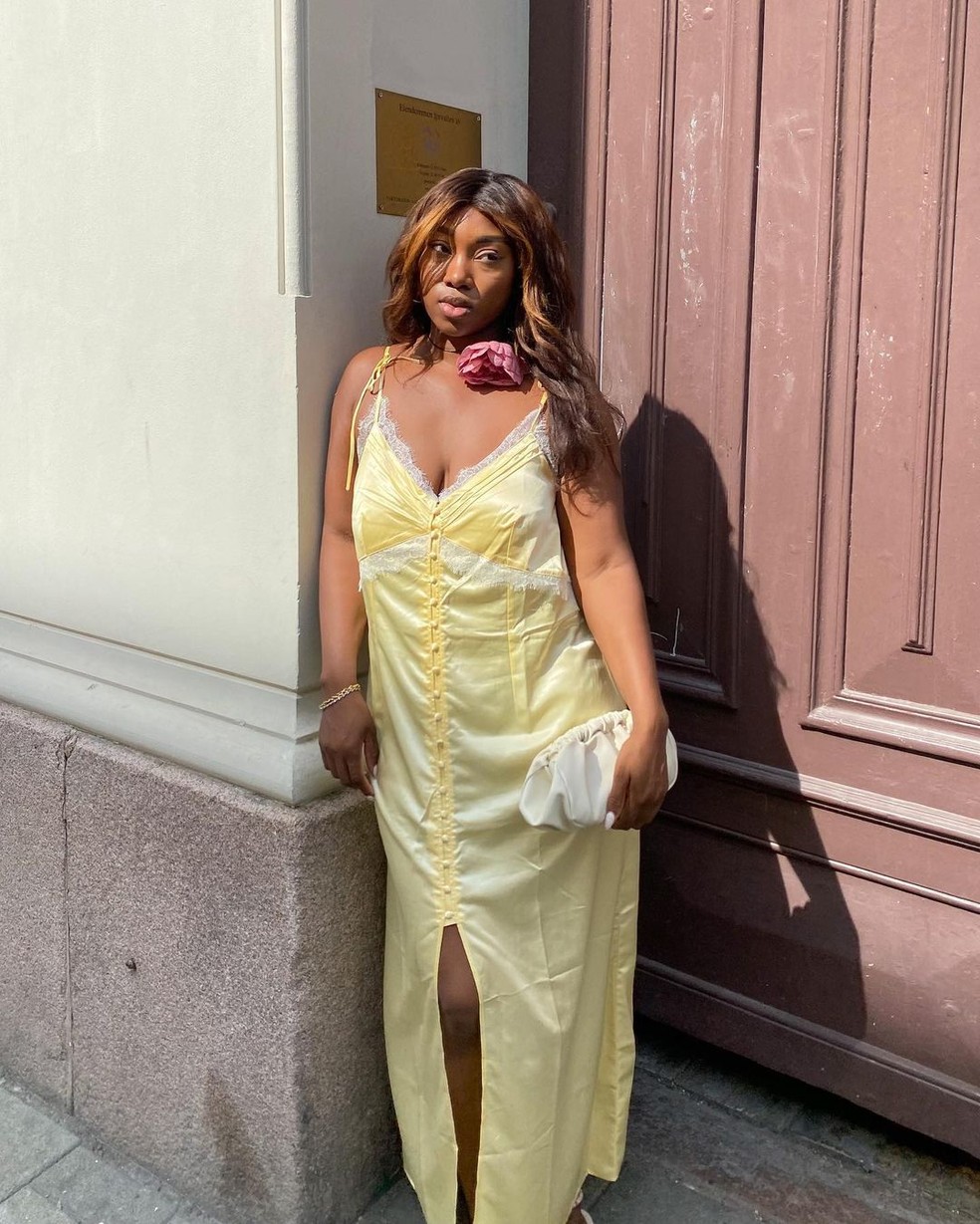 Look monocromático em amarelo-manteiga — Foto: Reprodução/Instagram @nnennaechem