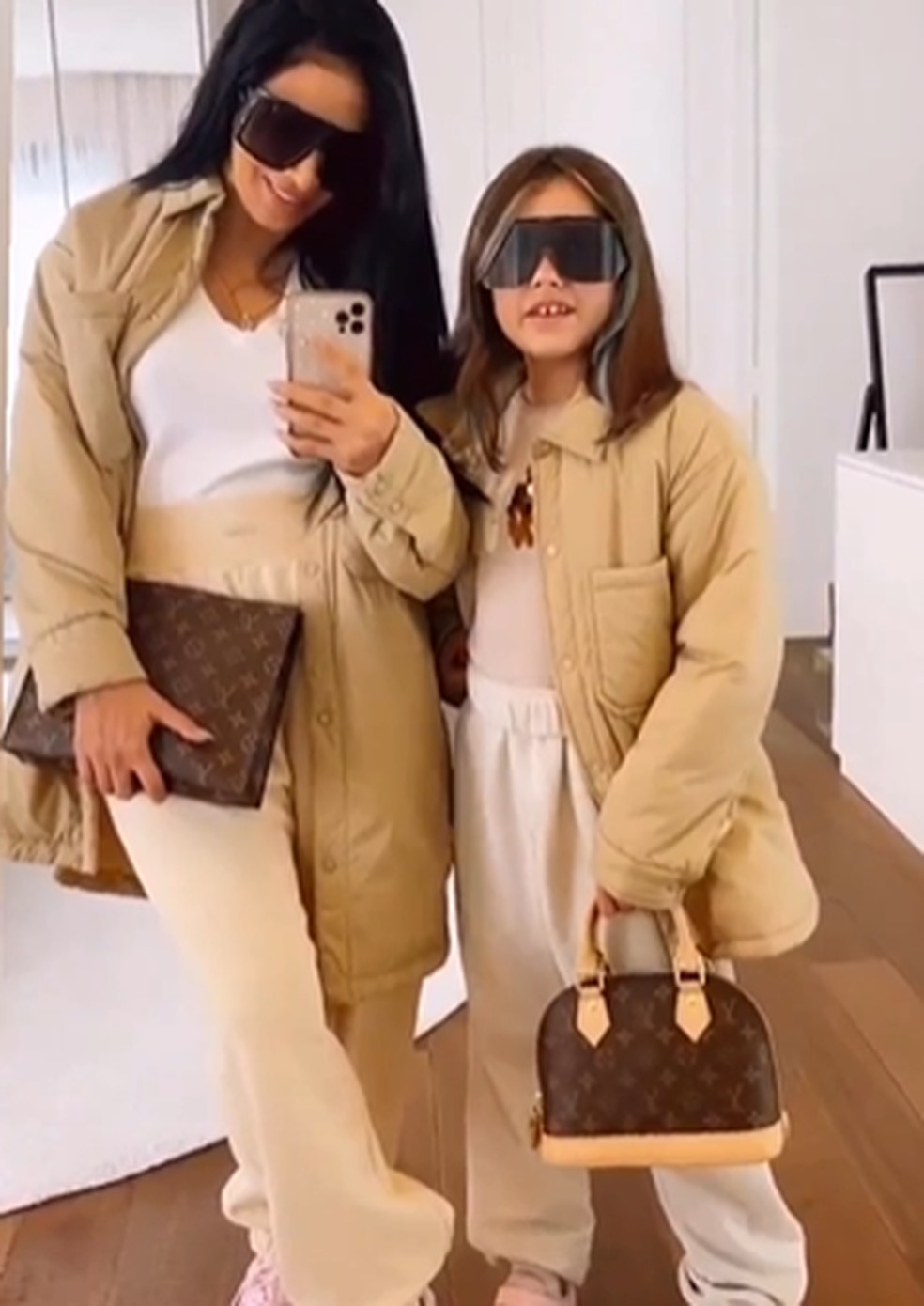 Em vídeo, Simaria mostra look fashionista da filha com bolsa de R$11 mil