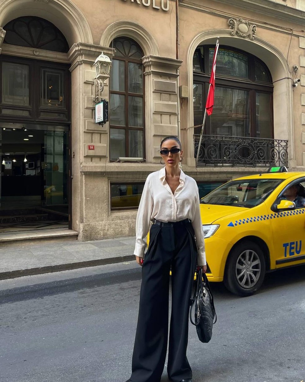 quer um visual moderno? Look com calça pantalona preto é a solução! — Foto: Reprodução/Instagram @raburycomtr