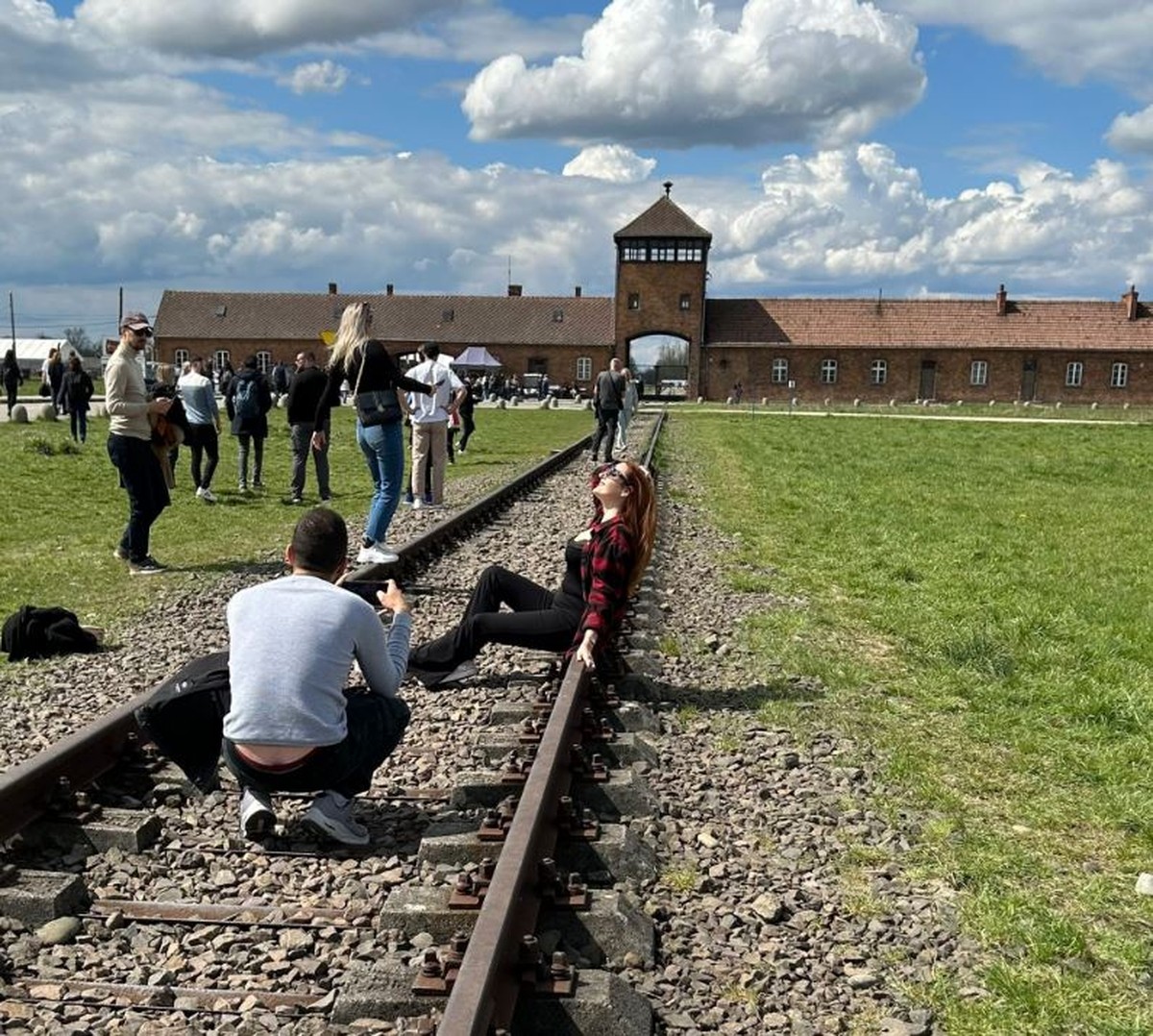 Após foto ofensiva de influencer, Auschwitz pede respeito à memória do