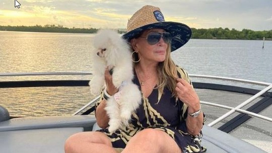 Susana Vieira posa em cenário paradisíaco durante passeio de iate em Miami