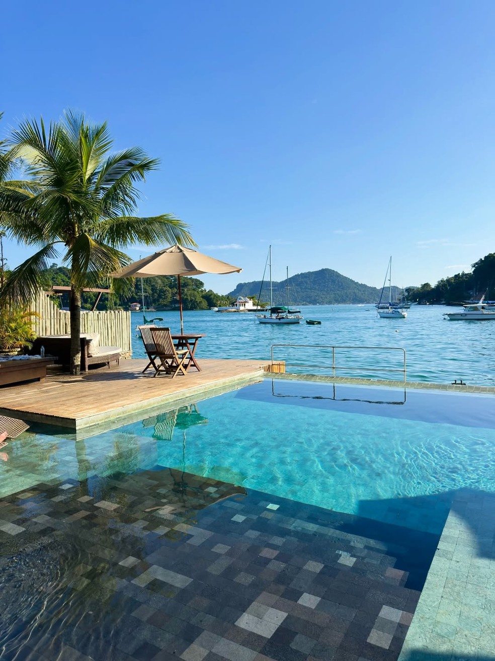 Nikki Meneghel fotografa piscina — Foto: Reprodução/ Instagram @nikkimeneghel