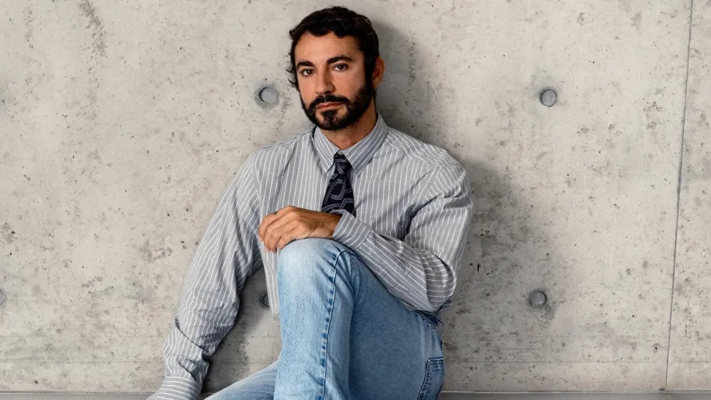 Capa fotográfica da fonte da Aflora: Ex-Versace, Dario Vitale é o novo diretor criativo da Emporio Armani