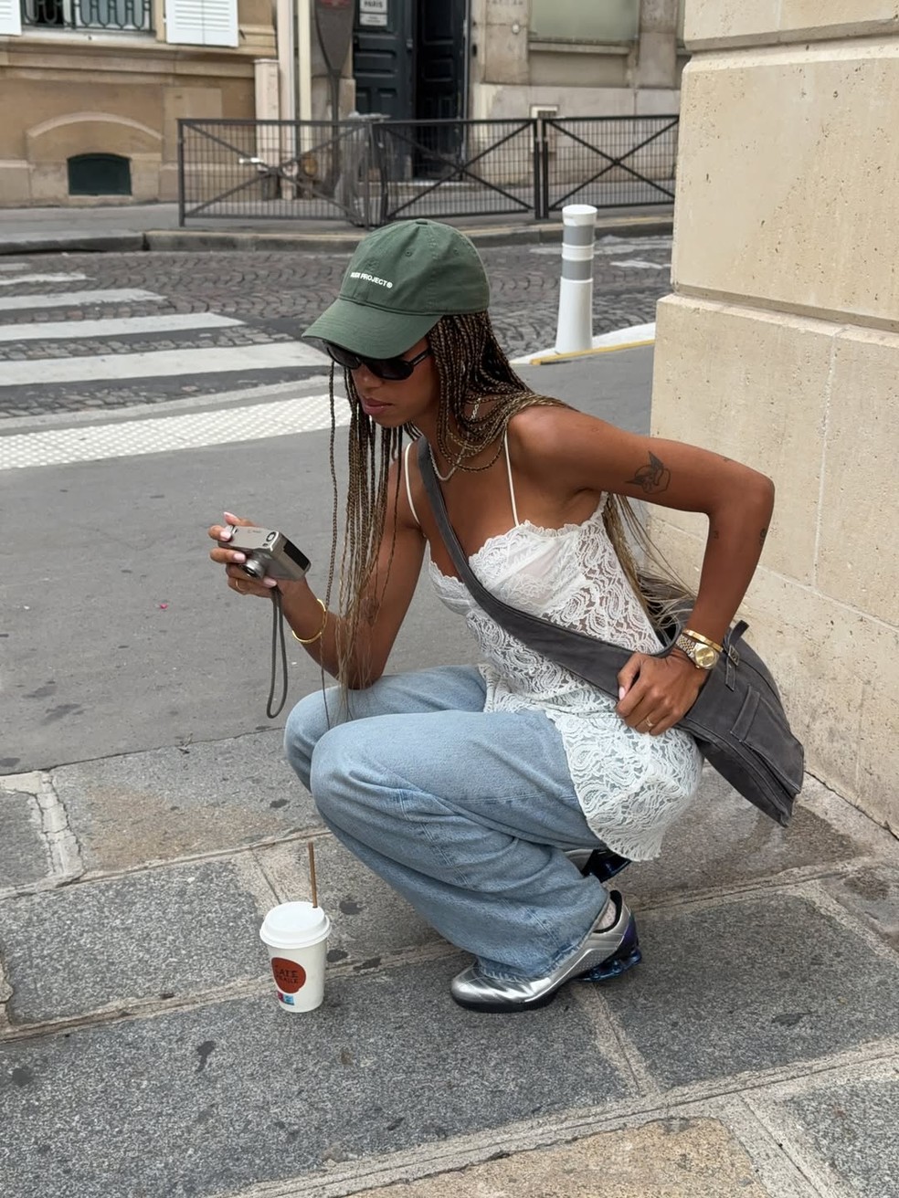 7 tênis esportivos que vão dominar o street style de 2026 — Foto: Reprodução/Instagram @amaka.hamelijnck