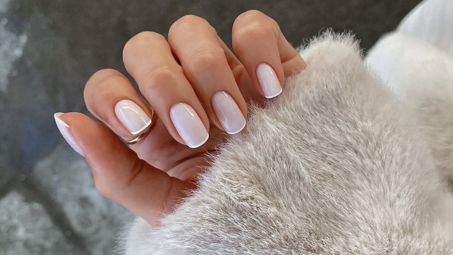 Micro francesinha, a tendência minimalista que valoriza unhas curtas