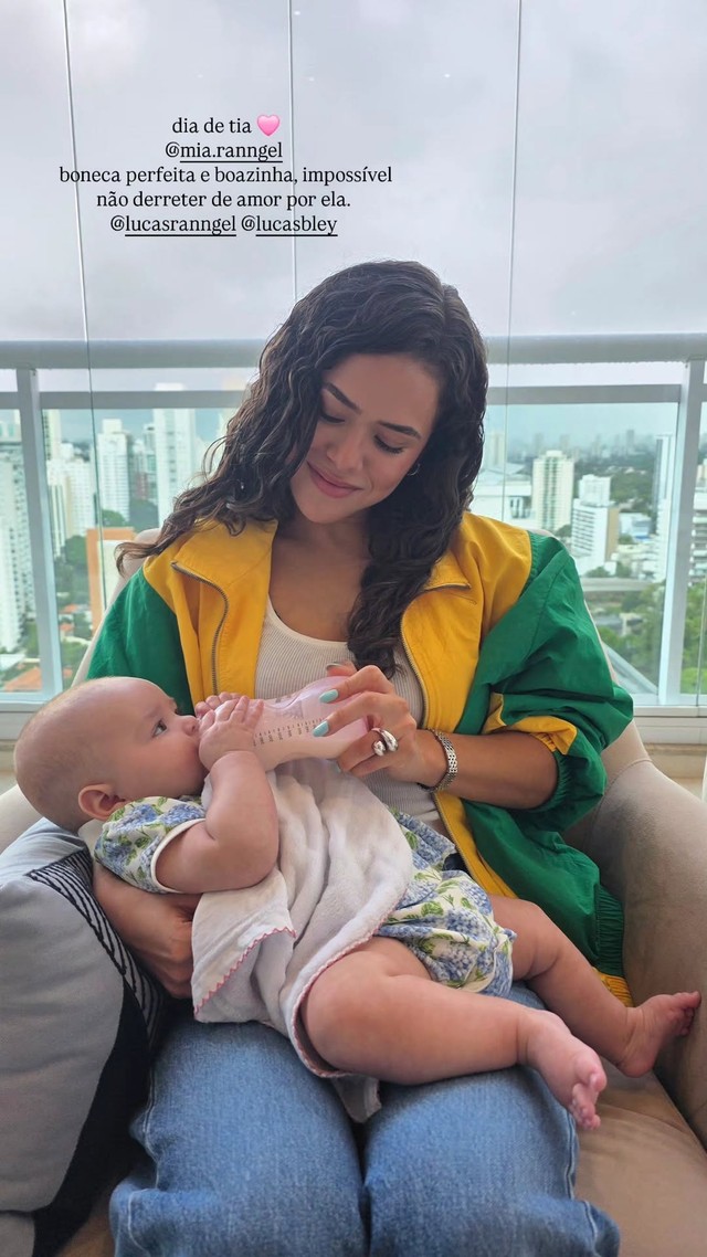 Maisa se derrete ao conhecer e amamentar filha de Lucas Rangel, Mia