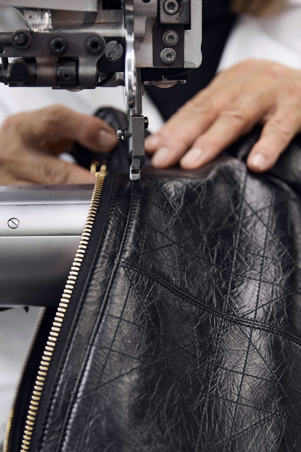 Savoir faire: confecção da bolsa DJourney, da Dior — Foto: Divulgação