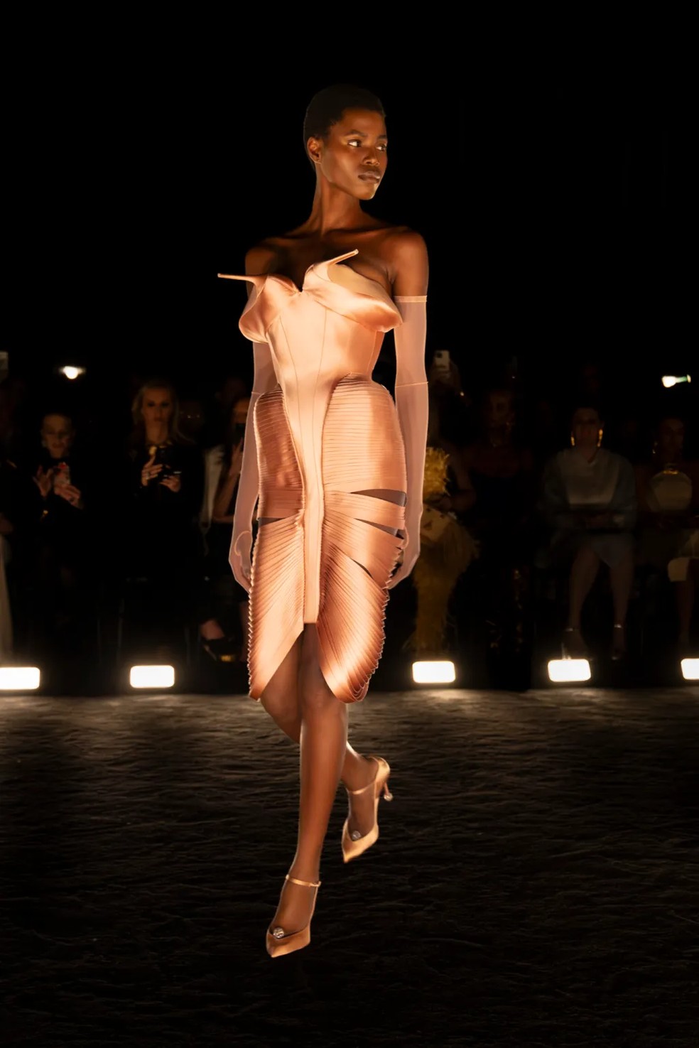 Schiaparelli, alta-costura de outono 2024 — Foto: Schiaparelli