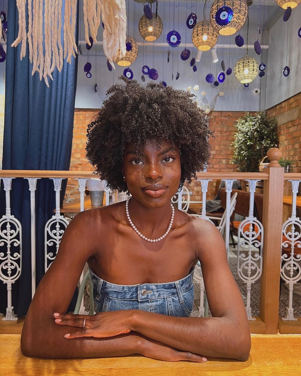 A nutrição traz de volta o brilho e aspecto sedoso dos fios crespos — Foto: Reprodução/Instagram @melaninmichie