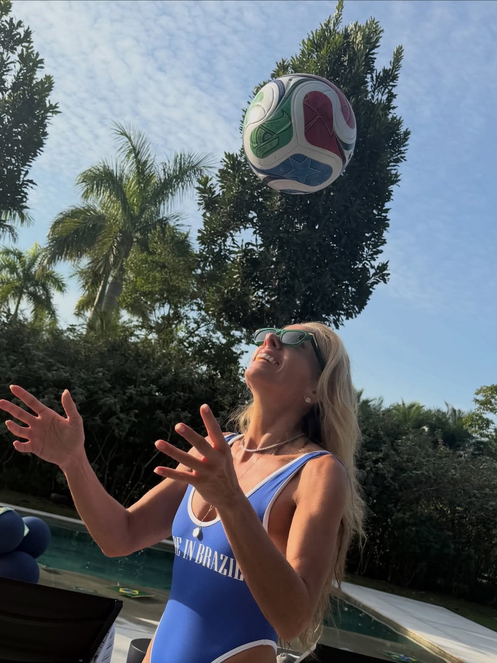 Adriane Galisteu joga bola — Foto: Reprodução/ Instagram @galisteuoficial