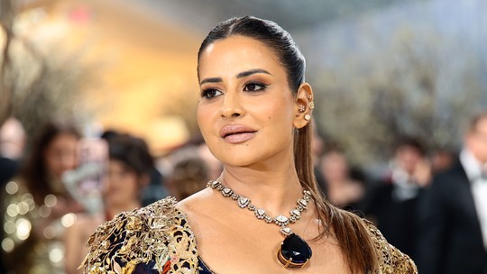 Bilionária indiana surpreende com colar avaliado em R$ 74,8 milhões no MET Gala