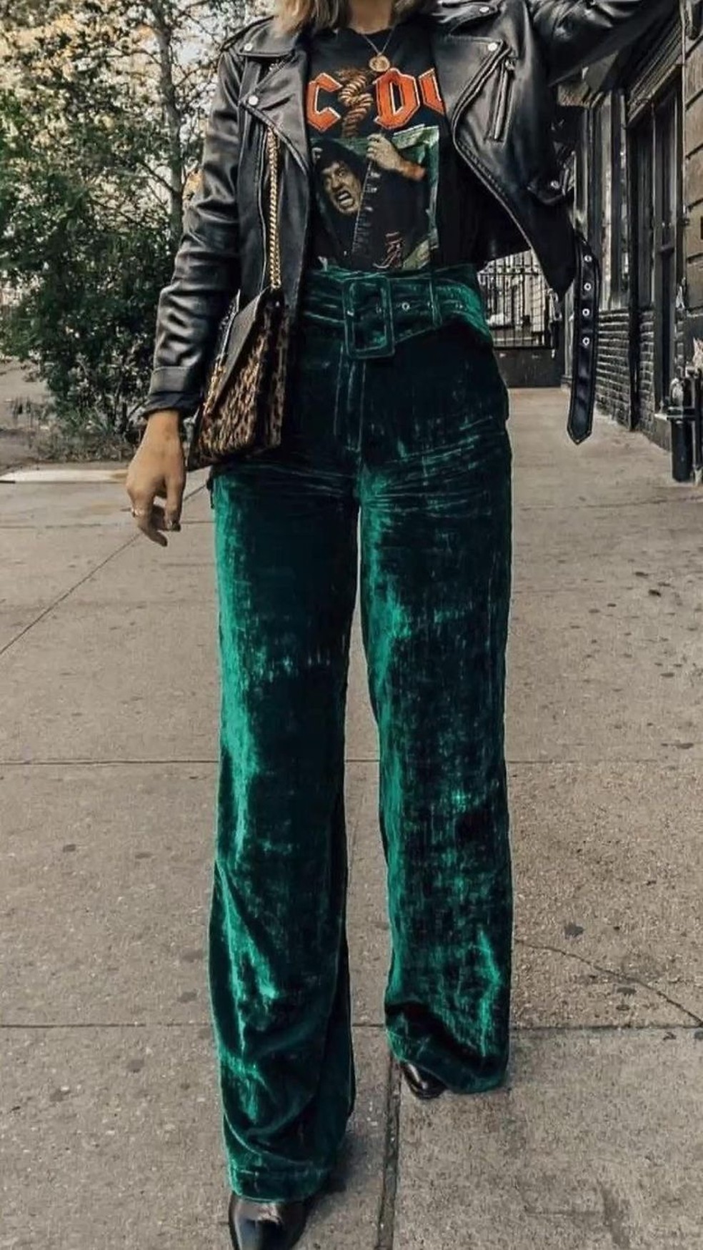 Calças de camurça, veludo e de paitê são perfeitos para criar um look para barzinho a noite. — Foto: Reprodução/Pinterest @alana5899