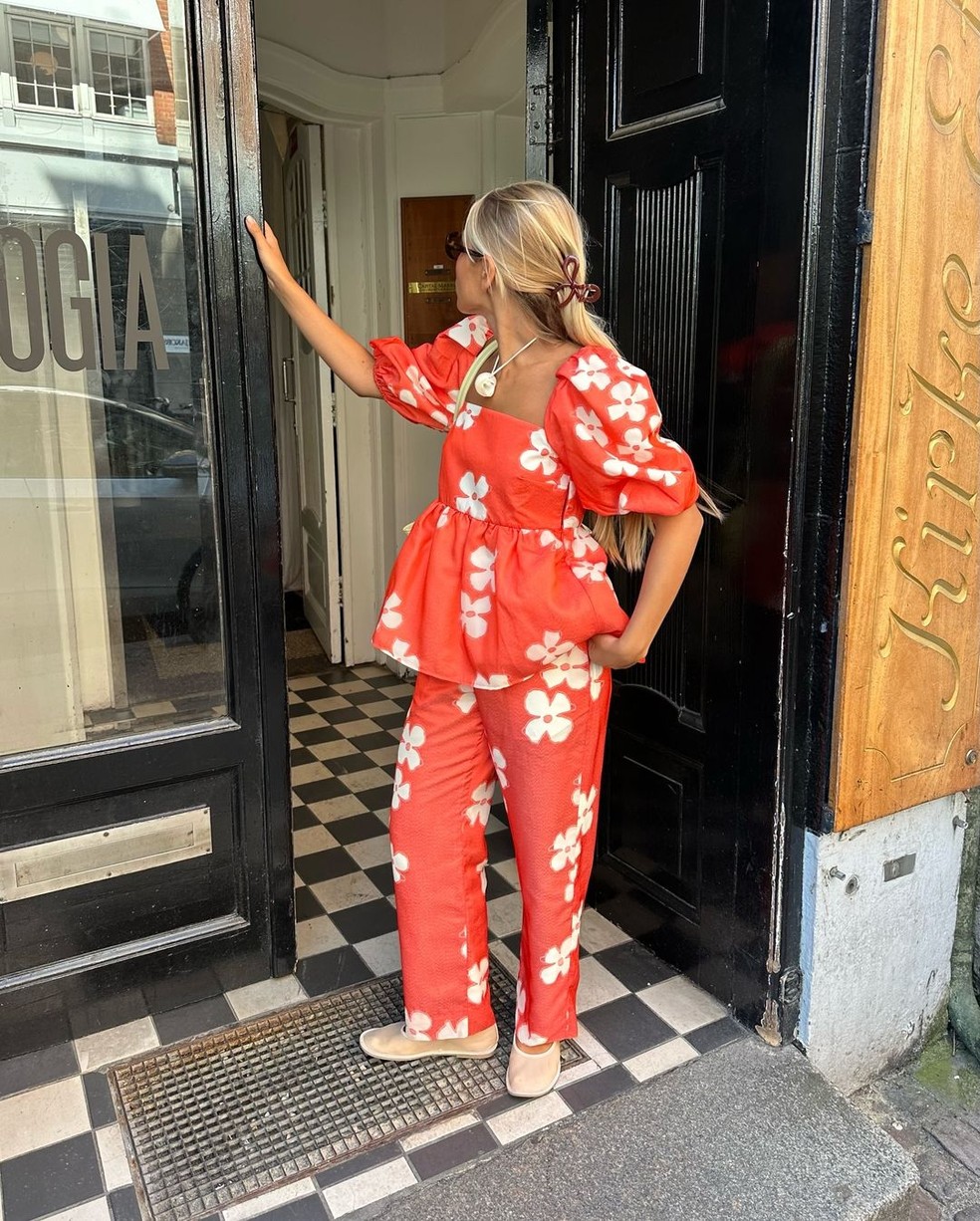 Conjunto de calça e bata floridas — Foto: Reprodução/Instagram @ritamontezuma