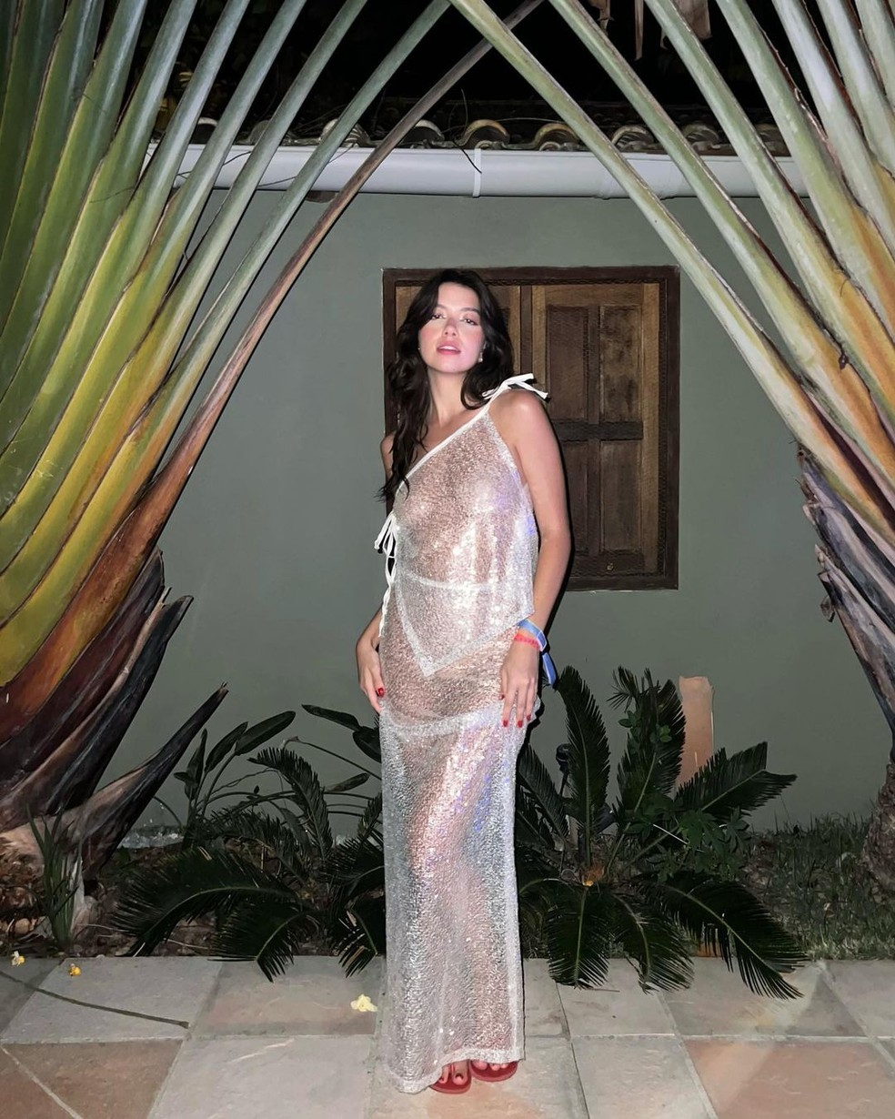 Vestido branco todo transparente — Foto: Reprodução/Instagram @notthatcliche