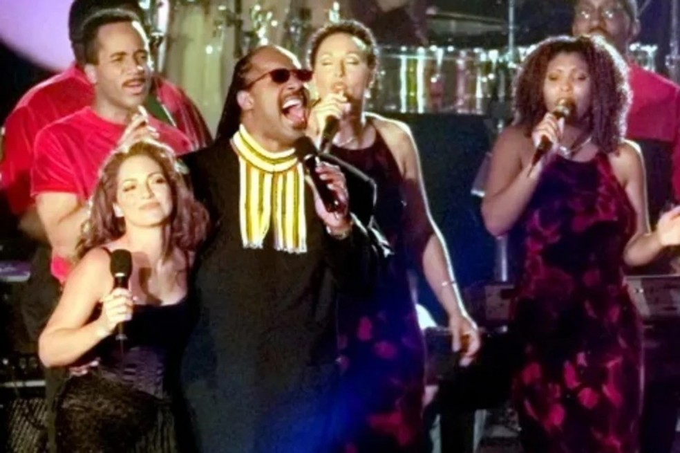 Gloria Stefan foi a primeira cantora latina a subir no palco do evento — Foto: Mark Duncan / NFL