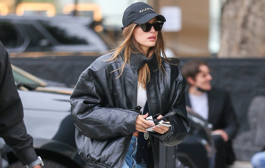 Esta é a calça jeans que não sai do closet de Hailey Bieber e Kendall Jenner