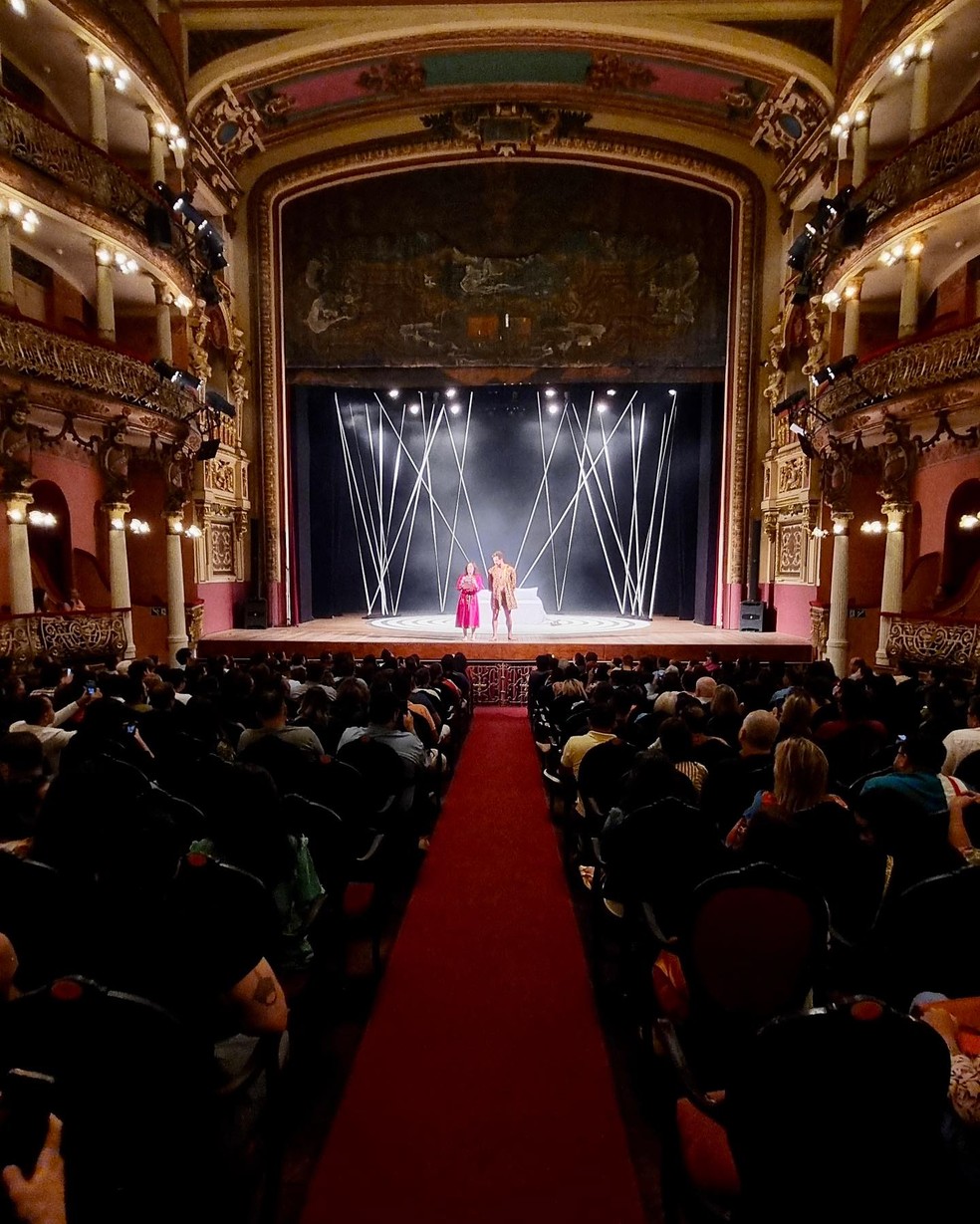 Adriana Birolli faz homenagem ao Dia Nacional do Teatro — Foto: Reprodução/Instagram @adrianabirolli