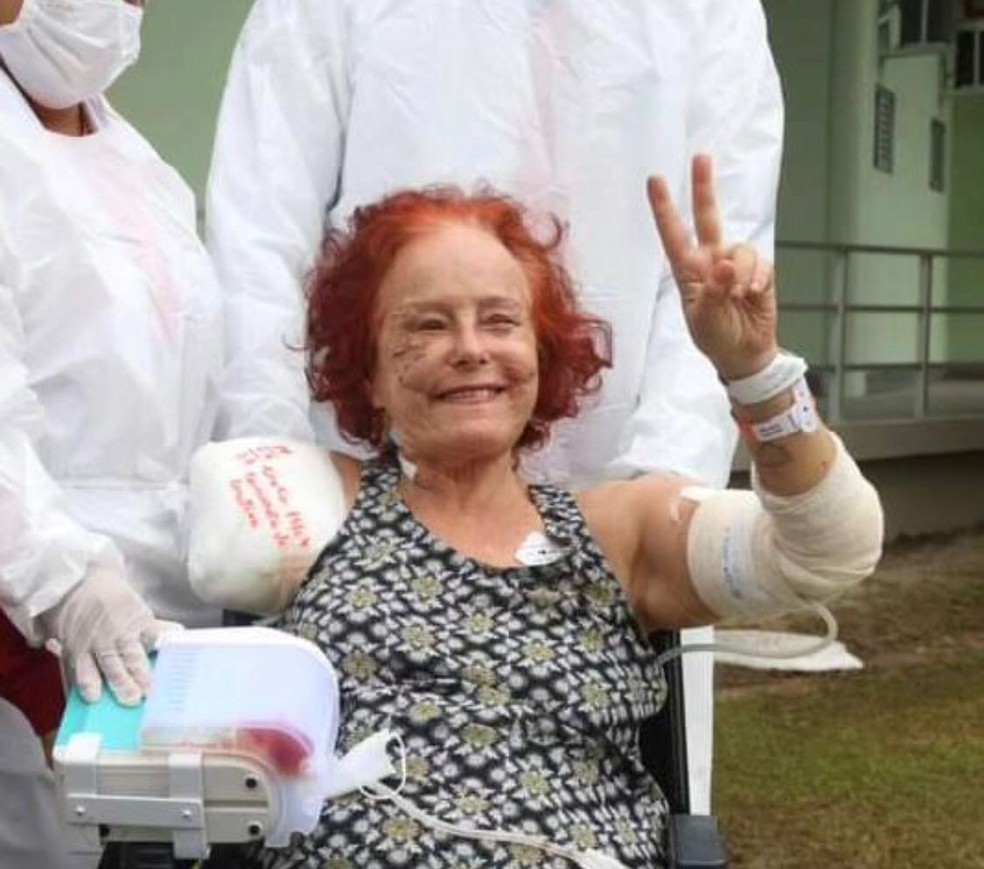 A escritora Roseana Murray, que foi atacada por pitbulls, recebeu alta do hospital — Foto: Reprodução/Instagram de Débora Borges