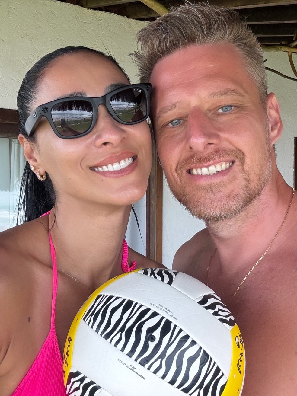 Casal de ouro: Jaqueline e Murilo, do vôlei, posam com o filho em Porto de Galinhas — Foto: Reprodução/Instagram