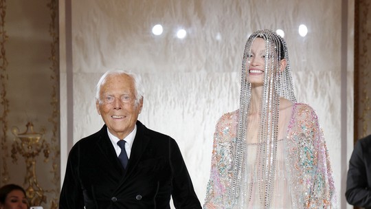 Giorgio Armani fecha desfile de 20 anos da Armani Privé ao lado da modelo brasileira Katia André Giorgio Armani fecha desfile de 20 anos da Armani Privé ao lado da modelo brasileira Katia André