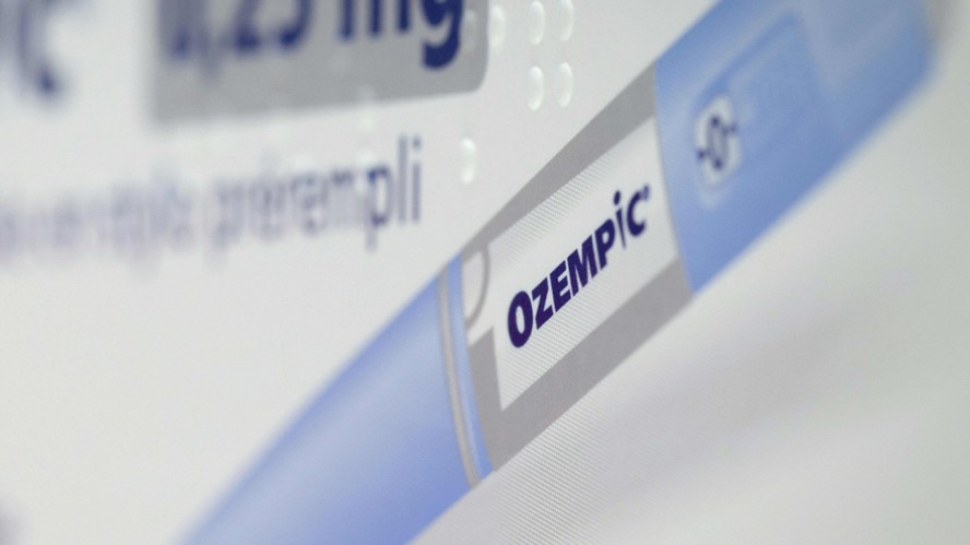 Entenda o que é a expressão rosto de Ozempic, relativa à flacidez da pele após a perda de peso por uso de semaglutida
