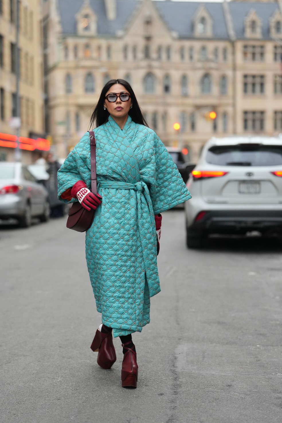 5 combinações de cores nada óbvias para testar nos looks desta temporada — Foto: Getty Images