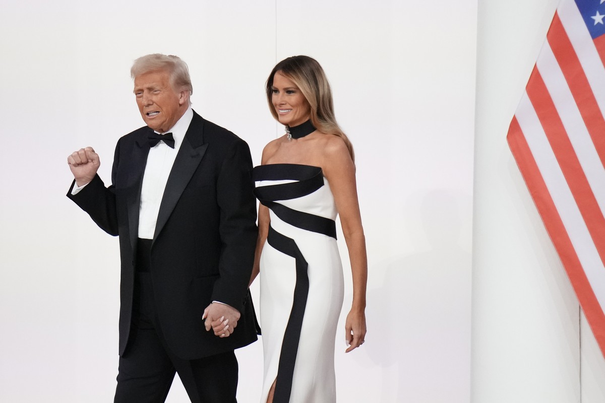 Melania Trump recorreu a próprio stylist para fazer vestido de baile