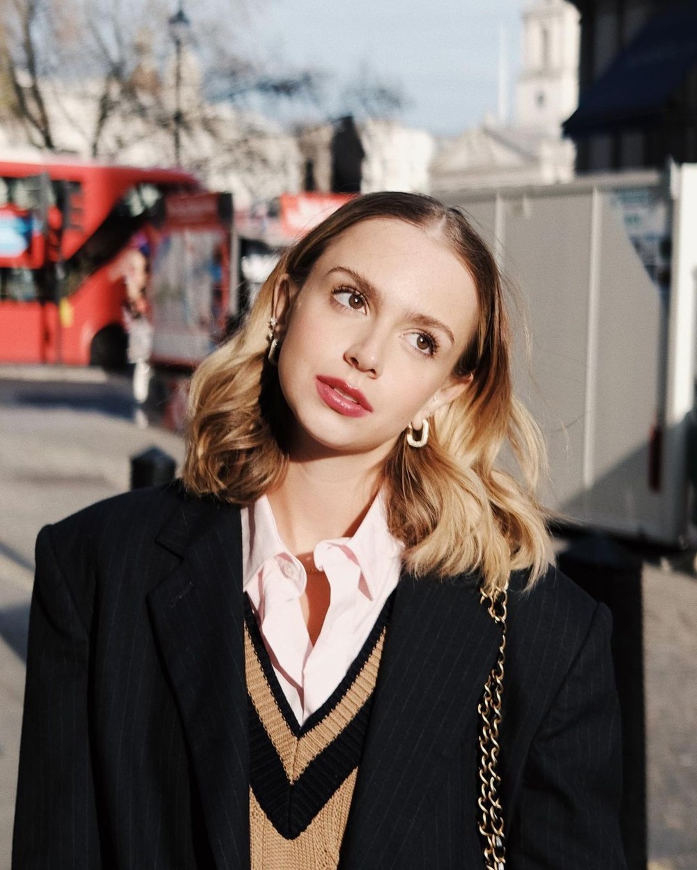 Isabella Scherer une couro e alfaiataria em look para passear por Londres
