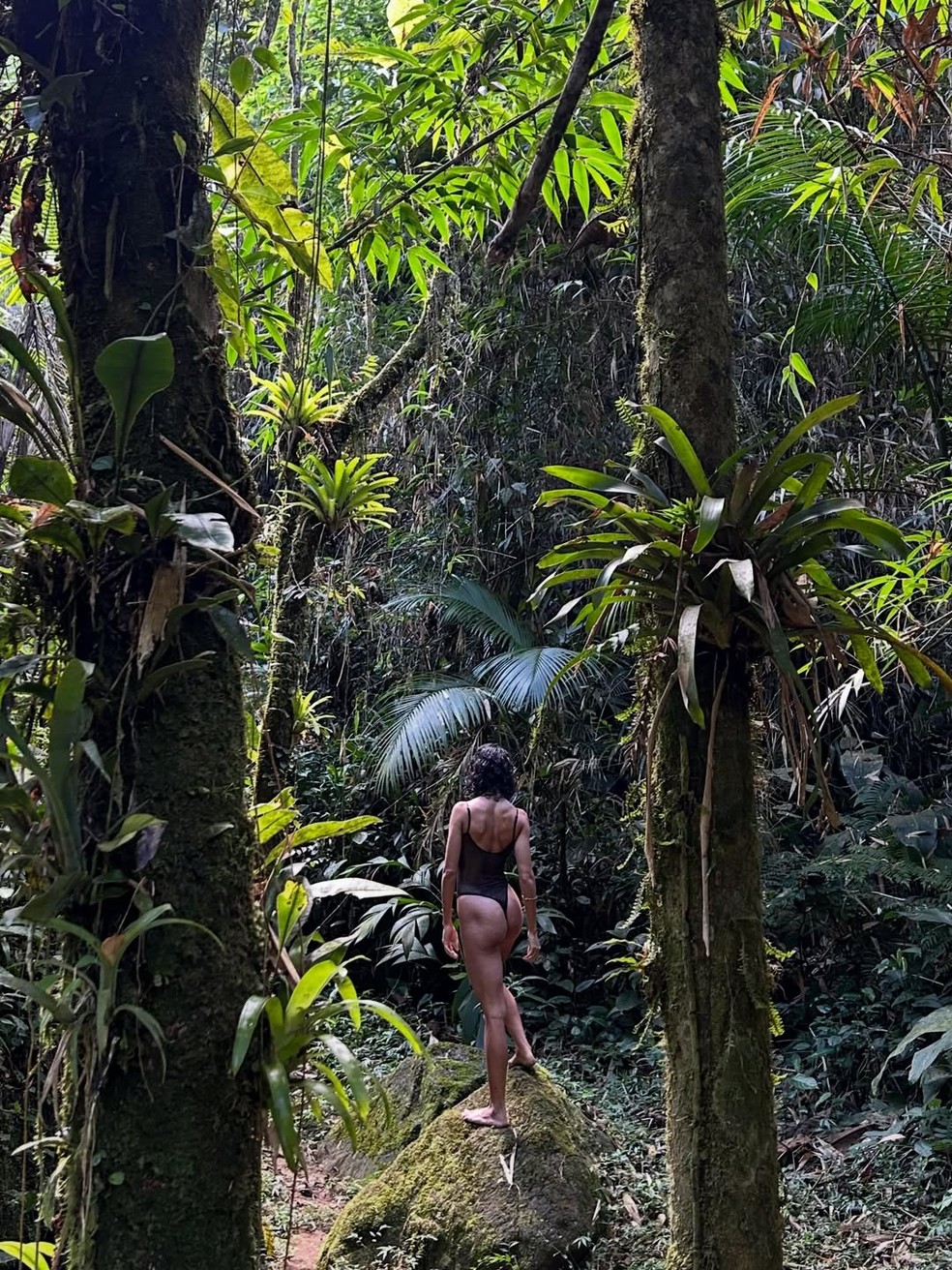 Bela Gil faz 'topless' em ensaio fotográfico do namorado — Foto: Reprodução/Instagram (@lulacerri)