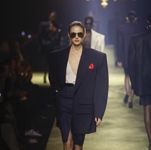 Paris Fashion Week: Saint Laurent — Foto: Divulgação