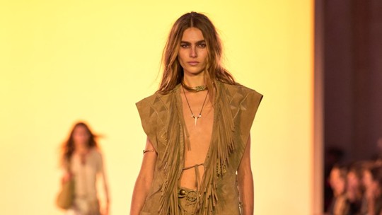 Com toque de Amazônia, desfile de Isabel Marant leva franjas e estampas indígenas a Semana de Moda de Paris Com toque de Amazônia, desfile de Isabel Marant leva franjas e estampas indígenas a Semana de Moda de Paris
